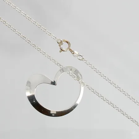 Kaulakoru, Kalevala Koru Sydämmessäni, ketjun pituus 79cm ja riipuksen korkeus 32mm, 925, paino 10,3g