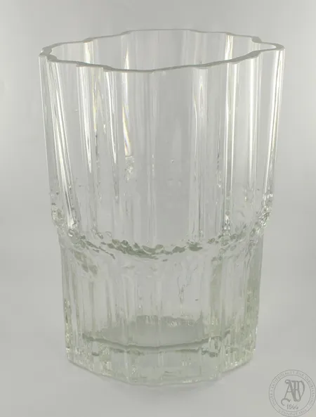 Lasimaljakko, Tapio Wirkkala, Pallas, ylälaidassa kaksi lohkeamaa, korkeus 20cm, kirkas