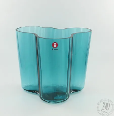 Aalto-maljakko, design Alvar Aalto, korkeus 95mm, petrooli. Lähetetään postipakettina.
