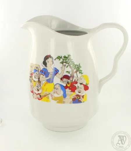 Disney-maitokannu, kuvassa hiukan kulumaa, korkeus 17cm. Lähetetään postipakettina.
