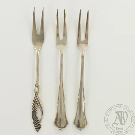 Kolme leikkelehaarukkaa, kaiverrettu, käytön jälkiä, pituus 120mm, 813, paino 27,5g