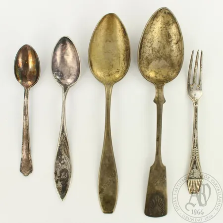 4 lusikkaa ja 1 haarukka, kaiverrettu, pituudet 110mm-170mm, 800-813, paino 86,7g