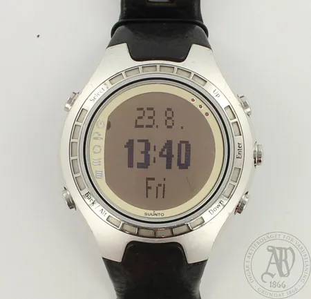 Rannetietokone Suunto G6, sarjanumero 62404231, suunniteltu golfaajille, rannekkeessa kaksi murtumaa, lasissa naarmuja ja kellossa käytön jälkiä, taulun Ø46mm