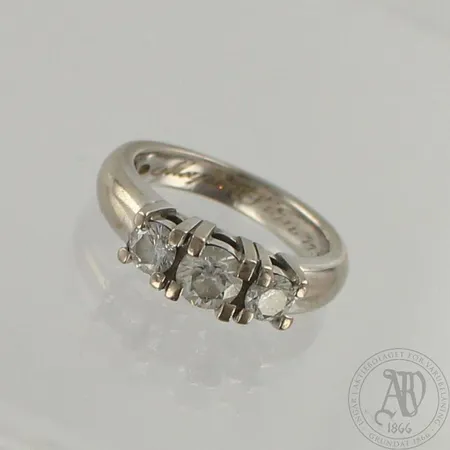 Timanttisormus 1xn.0.35ct ja 2xn.20ct, kaiverrettu, koo 15¼, 585 valkokulta, paino 7,1g 