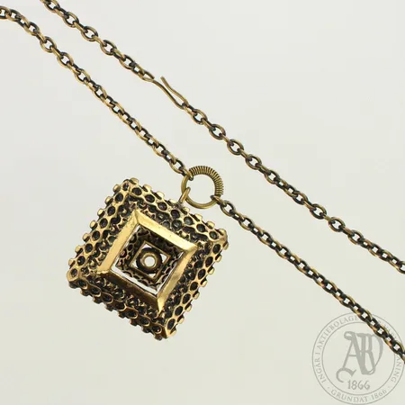 Kaulakoru, design P. Sarpaneva, ketjun pituus 67cm, riipuksen korkeus lenkin kanssa 5cm, pronssia