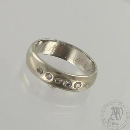 Timanttisormus 5xn.0.02ct, kaiverrettu, koko16¼, 585 valkokulta, paino 3,8g 