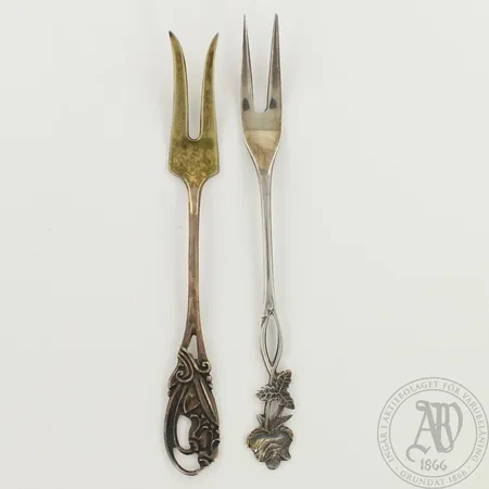 Kaksi leikkelehaarukkaa, Ruusu, Kielo, kaiverrettu, käytön jälkiä, pituus 120mm,  813-830, paino 18g