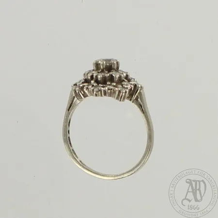 Timanttisormus 1xn.0,33ct 15x 0.03ct, yksi timantti puuttuu, koko 17¾, 750 valkokulta, paino 6,9g