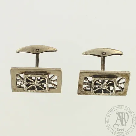 Kalvosinnapit, Pitsi, P. Sarpaneva, laatan leveys 22mm ja korkeus 17,5mm, 830br, paino 11,3g