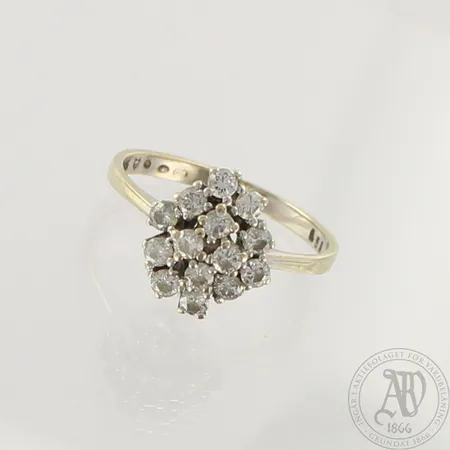 Timanttisormus 14xn0.04-0.05ct, runko hieman vääntynyt, kaiverrettu,  koko 18, 585 valkokulta, paino 2,6g 