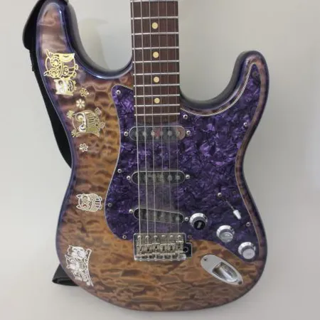 Sähkökitara Fender Stratocaster, kustomoitu, säädöt volume-tone-tone, 2 piuhaa, 2 efektipiuhaa, 1 virtajohto, käytön jälkiä, pehmeä laukku Ota yhteys panttilainaamoon kuljetusmaksusta sopimiseksi.
