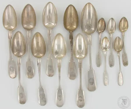 Viisi kahvilusikkaa, kahdeksan ruokalusikkaa, yksi iso ruokalusikka, pituudet 118, 178 ja 210mm, kaiverrettuja, vuodelta 1912, 813, paino 491,3g
