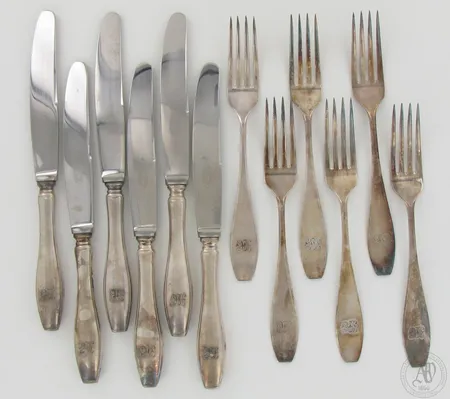 Kuusi ruokahaarukkaa ja -veistä, Sileä, kaiverrettuja, pituudet 173-210mm, 813-813br 185,9g ja 454,3g, paino yhteensä 640,2g