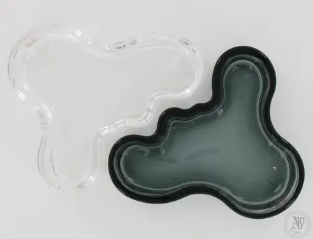Kaksi Aalto-maljakkoa Iittala, design Alvar Aalto, mitat 30x80x100mm, kirkas ja harmaa