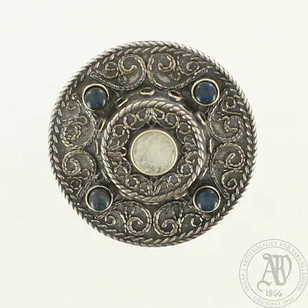 Kivirintaneula Kalevala Koru, Ø 38mm , vuodelta 2002, 925br, paino 16,8g 