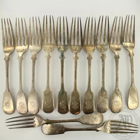 12 haarukkaa ja 12 veistä, käytön jälkiä, kaiverrettu, pituudet 180-220mm, 500 ja 500br, paino 622,0g ja 821,2g