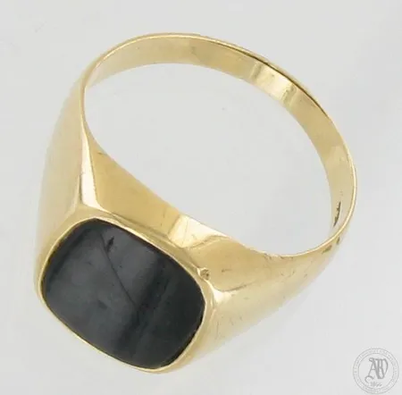 Onyx-kantasormus, kivessä hieman naarmuja, koko 21¼, 750br, paino 7,6g