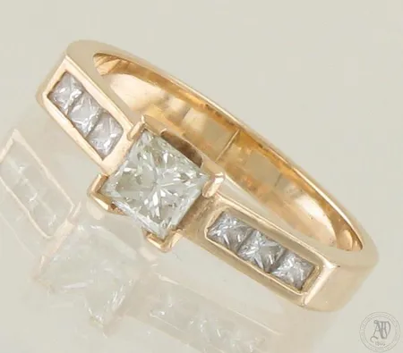 Timanttisormus 1xn.0.45ct 6xn.0.03ct princess-hiontaisia, koko 17¾, 585, paino 3,4g