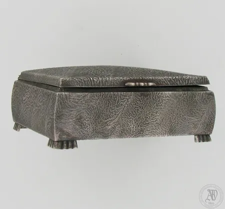 Korurasia, mitat 93x45x128mm, vuodelta 1955, 813br, paino 185,0g