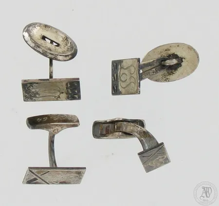 Kahdet kalvosinnapit, kaiverrettuja, mitat 9x19mm ja 11x17mm, 813, paino 20,1g