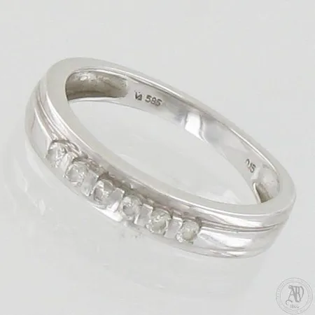 Timanttisormus 6xn.0.025ct, koko 17½, 585 valkokulta, paino 2,7g