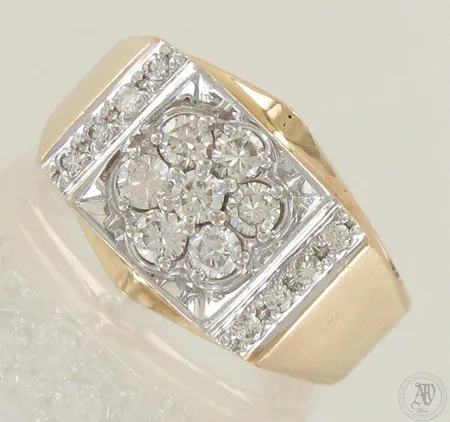 Timanttikantasormus 7xn.0.10ct 8xn.0.02ct, runko hieman vääntynyt, koko 21½, 585 kelta- ja valkokulta, paino 8,9g