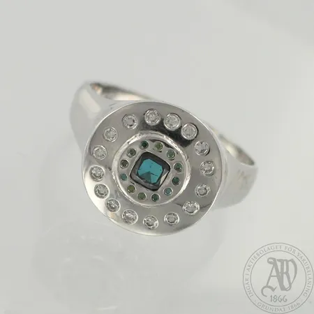 Timanttisormus 1xn.0.38ct värjätty, 16xn.0.02ct, 12xn.0.005ct, koko 22¾, 750 valkokulta, paino 11,5g 