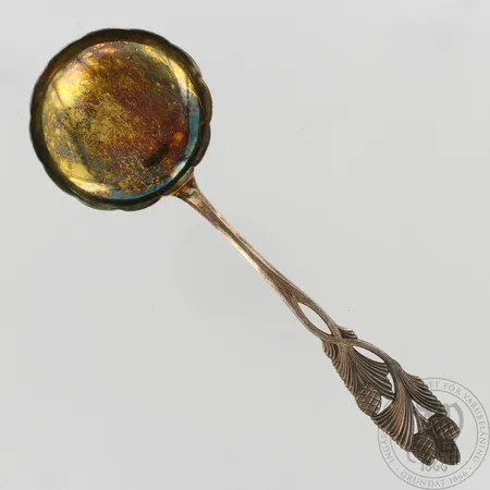 Tarjoilulusikka Käpy, kaiverrettu, 813, vuoselta 1934, paino 43,9g 