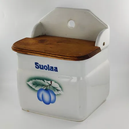 Suola-astia, Luumu, puukannesta puuttuu toinen ruuvi ja kannessa kulumia, Arabian piippuleima Lähetetään postipakettina.