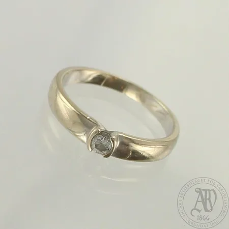 Timanttisormus 1xn0.12ct, kaiverrettu, koko 16¾, 585 valkokulta, paino 2,8g 