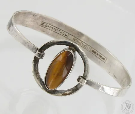 Tiikerinsilmä-rannekoru, kaiverrettu, Ø 60mm, E.Granit&Co, vuodelta 1964, 813br, paino 14,5g