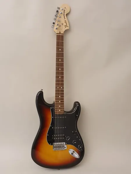 Sähkökitara Fender Highway One Stratocaster Corona California, Made in USA, sarjanumero Z8168385, vuodelta 2008, kova Fenderin laukku Ota yhteys panttilainaamoon kuljetusmaksusta sopimiseksi.