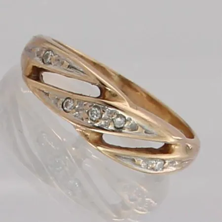 Timanttisormus 5xn.0.01ct, koko 15¾, 585 kelta- ja valkokulta, paino 2,4g