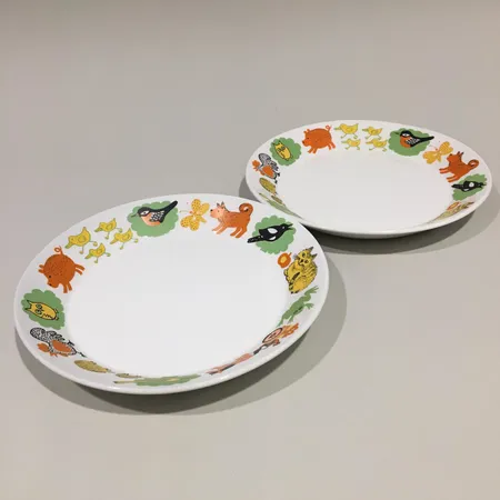 Kaksi lautasta Heppa, design Gunvor Olin-Grönqvist,  halkaisia 195mm