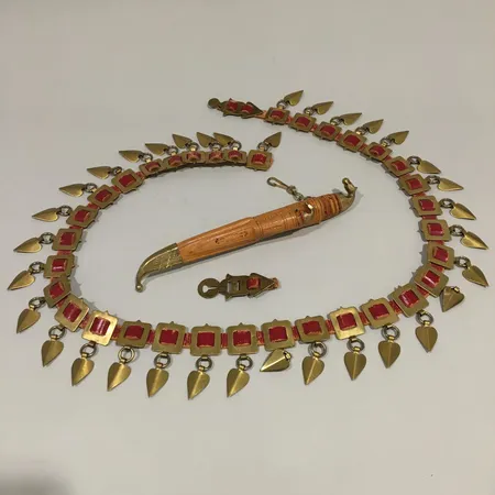 Kaksiosainen puukko nahkatupessa, hevosenpää, Iisakki Järvenpää Oy, Made in Finland, käytön jälkiä, helavyö,  poikki.