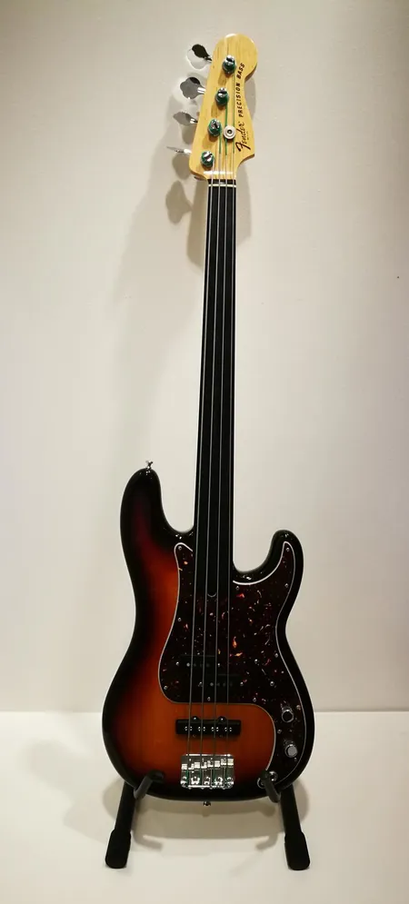 Sähköbasso Fender Precision Tony Franklin Signature, nauhaton, sarjanumero US13071861, 3-tone sunburst, leppärunko, vaahterakaula, eebenpuuotelauta, P/J-mikrofonit, 3-asentoinen mikrofoninvalitsin, volume, tone, Hipshot drop D-kytkin, kaularaudan säätöavain, hihna, kova laukku