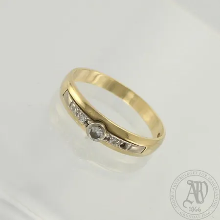 Timanttisormus 1xn.0.12ct ja 3xn.0.01ct (yksi timantti puuttuu), koko 18½, 585, paino 2,8g