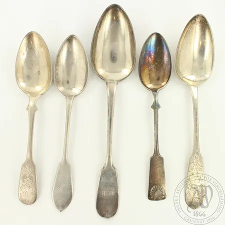 Viisi lusikkaa, osa kaiverrettuja, pituudet 165-210mm, 813-840, paino 175,9g 