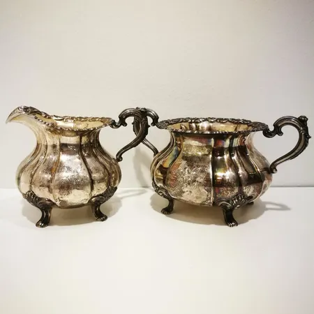 Sokerikko ja kermakko, kaiverrettu, korkeudet 100-110mm, 8113, paino 523,7g 