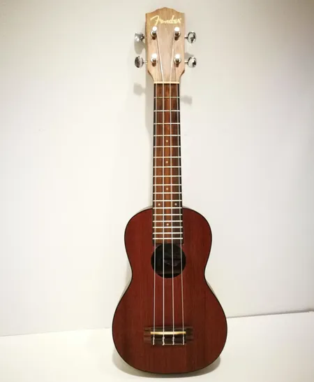 Ukulele  U'Uku Fender, sarjanumero OI13105501, pieniä käytön jälkiä, pehmeä kantokassi Lähetetään postipakettina.