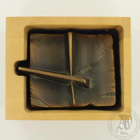 Pronssireliefi, signeerattu Kimmo Pyykkö, 1982, numeroitu 254, Tillander,  mitat 11,5x9 cm, pronssia, puulaatikko 