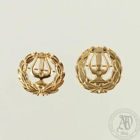 Kaksi lyyraa, korkeudet 17mm, 585, paino 0,8g 