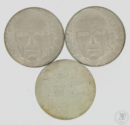 Kaksi juhlarahaa, nimellisarvo 10 markkaa, U. K. Kekkonen 75 vuotta, Suomi 1975, 500, paino 47,5g Yksi juhlaraha, nimellisarvo 10 markkaa, Itsenäinen Suomi 50 vuotta, 900, paino 24,0g     