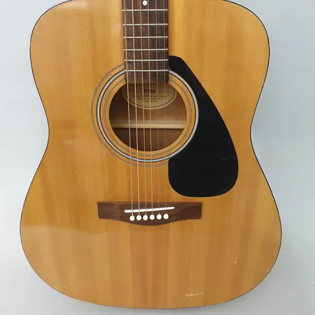 Akustinen kitara Yamaha F310, käytön jälkiä, pehmeä laukku.
Ota yhteys panttilainaamoon kuljetusmaksusta sopimiseksi. 