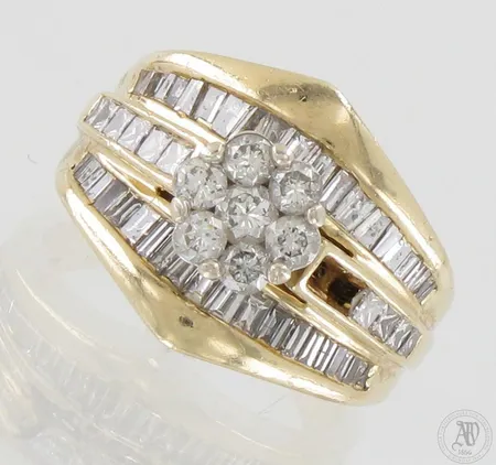 Timanttisormus 45xn.0.01-0.03ct 10xn.0.03ct 7xn.0.08-0.10ct, istutuksesta irronnut timantteja, koko 19, 585, paino 11,9g 