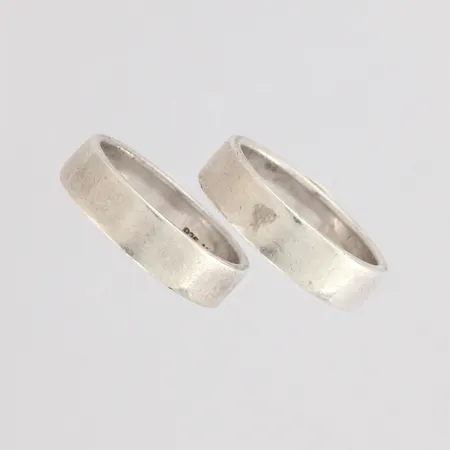 Kaksi sileää sormusta, koko 18, 925, paino 9,4g