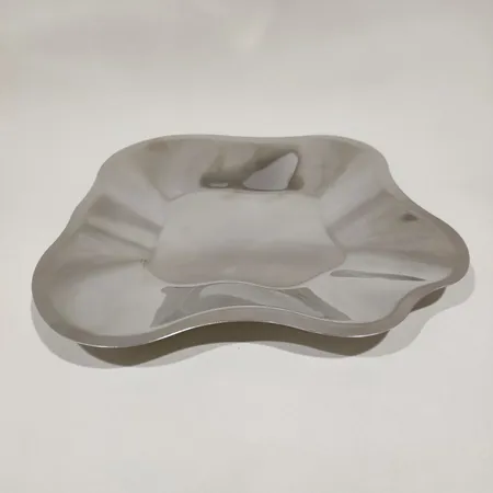Teräsvati, Iittala, design Alvar Aalto, pohjassa pientä käytön jälkeä, leveys 358 mm Lähetetään postipakettina.