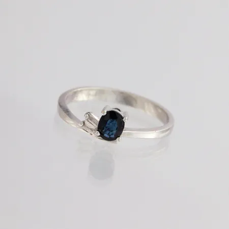 Kivisormus timanteilla 2xn.0.02ct, koko 16¾, 750br valkokulta, paino 2,3g