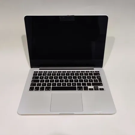 Kannettava tietokone, Apple Macbook Pro A1502, näytössä käytön jälkiä, kannessa painauma, sr.C02S1ABUFVH5, viallinen laturi ja ja neljä adapteri johtoa, nahkalaukku Lähetetään postipakettina.