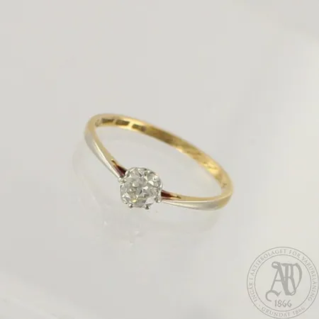 Timanttisormus 1xn.0.32ct, kaiverrettu, yksi kynsi vääntynyt, koko 16¾, 750 kelta- ja valkokulta, 1,4g